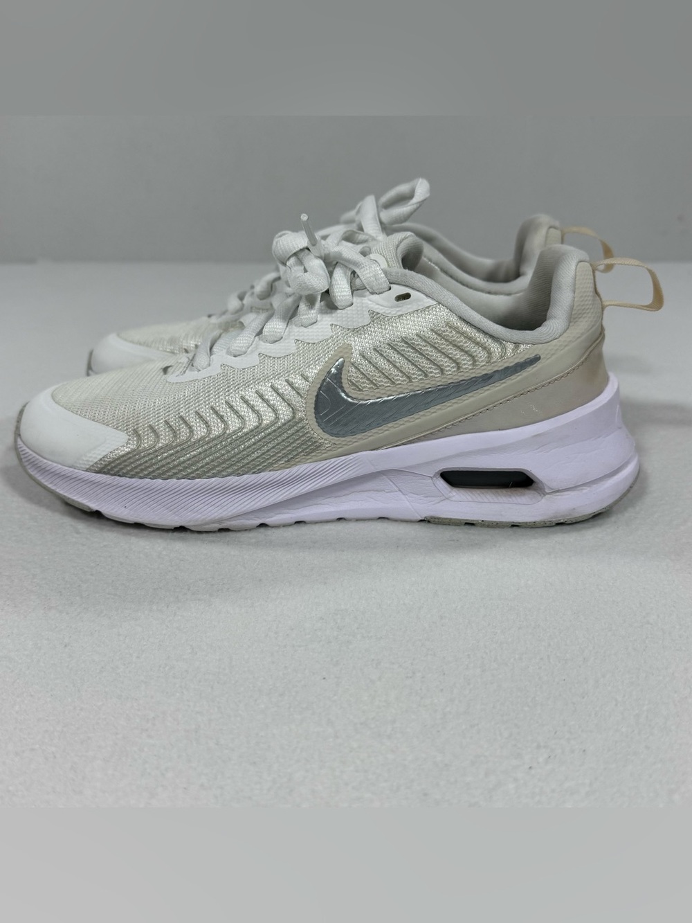 Nike Women's Air Max Nuaxis Sneakers White Silver Size 6.5 Athletic Shoes Run